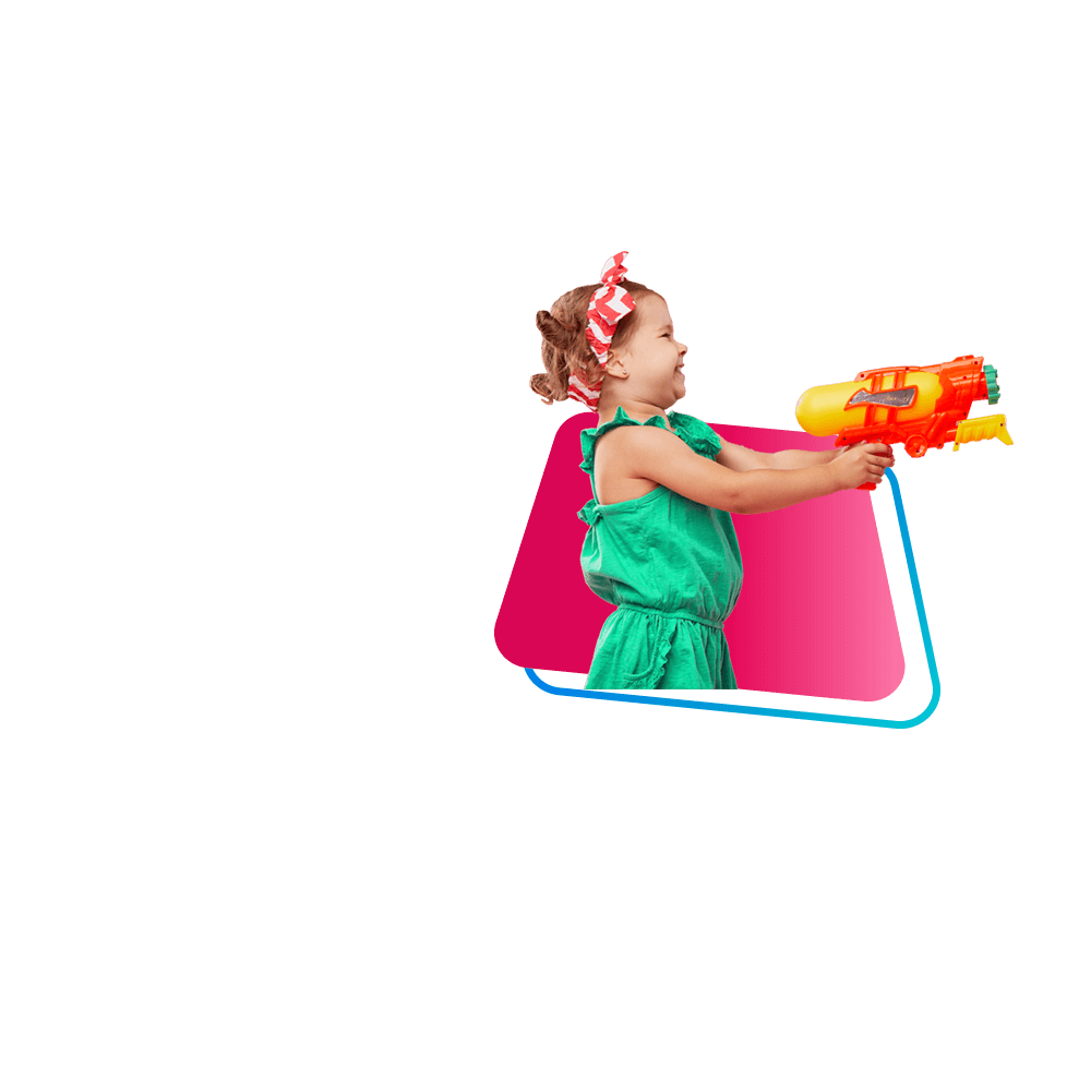 Zdjęcie dziewczynki strzelającej z pistoletu na wodę.
